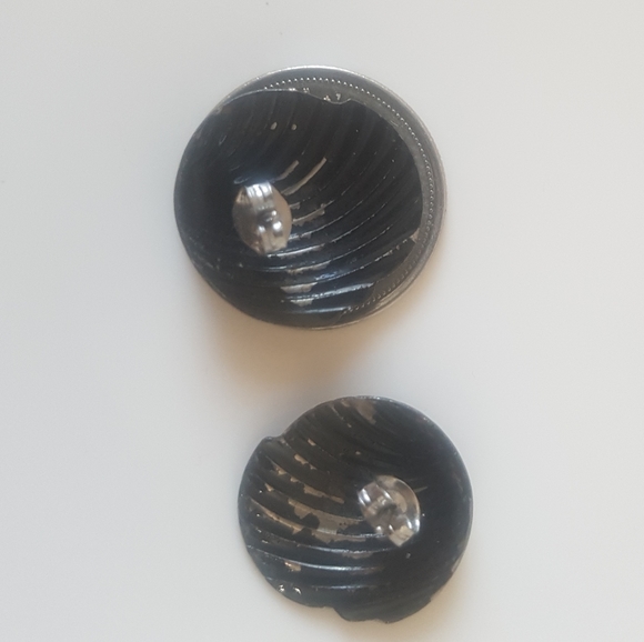 Black Shell-Shaped Earrings - Picture 7 of 8